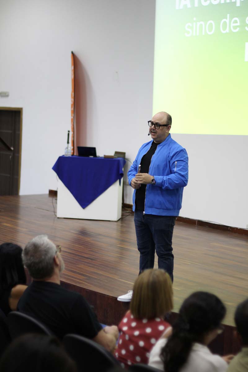 Joco González impartiendo una capacitación presencial